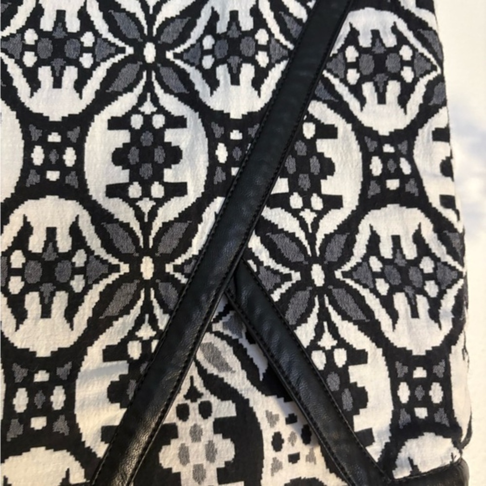 Black‎ and White Y2K Mini Skirt Leather Trim, Express 2 - Picture 4 of 5